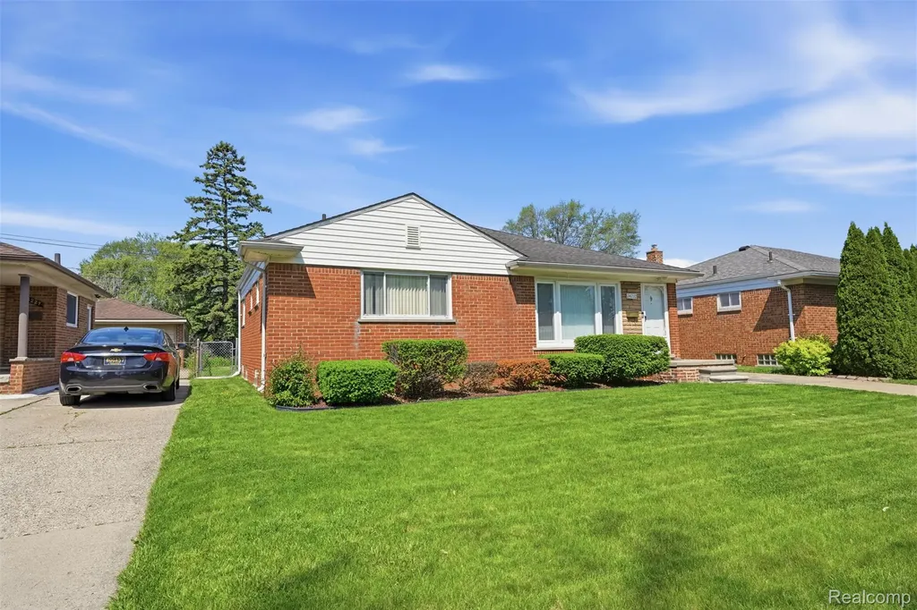 24237 Roxana Avenue Eastpointe City MI 48021