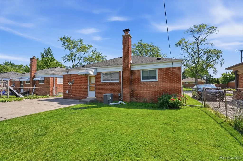 24237 Roxana Avenue Eastpointe City MI 48021