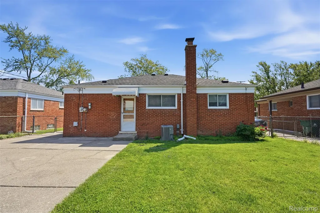 24237 Roxana Avenue Eastpointe City MI 48021