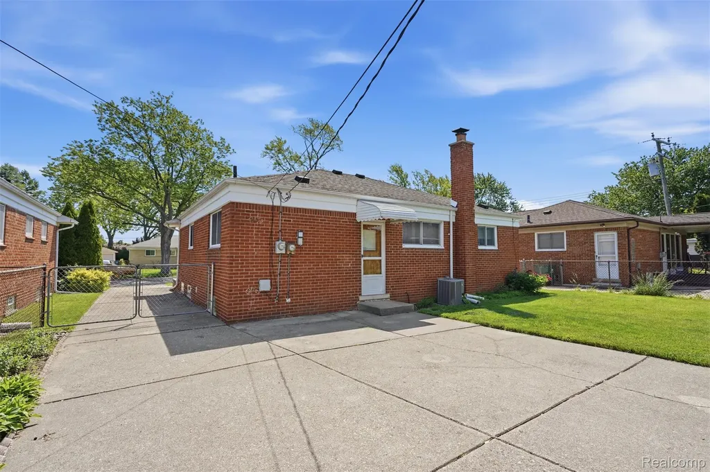 24237 Roxana Avenue Eastpointe City MI 48021