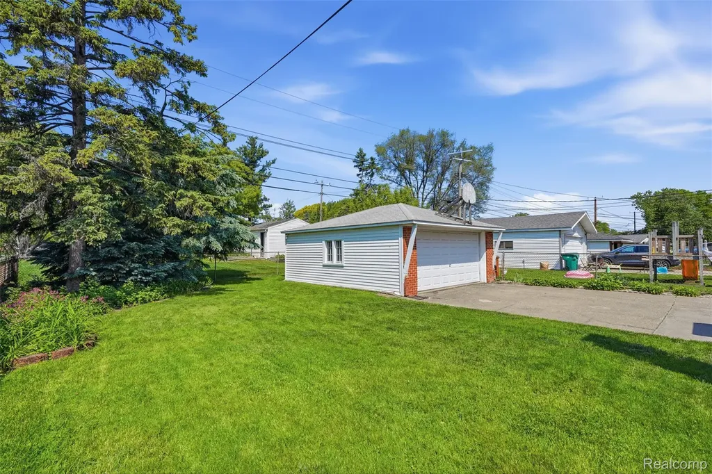 24237 Roxana Avenue Eastpointe City MI 48021