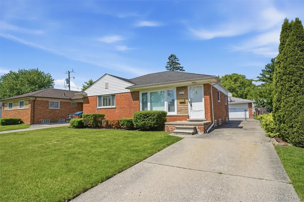 24237 Roxana Avenue Eastpointe City MI 48021