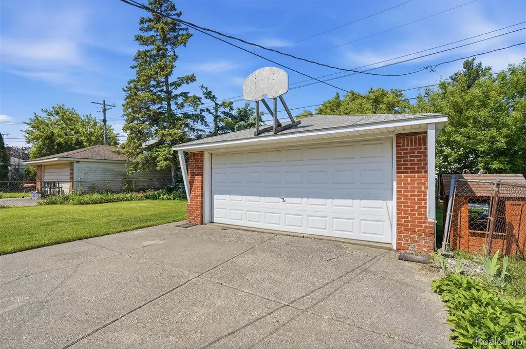 24237 Roxana Avenue Eastpointe City MI 48021