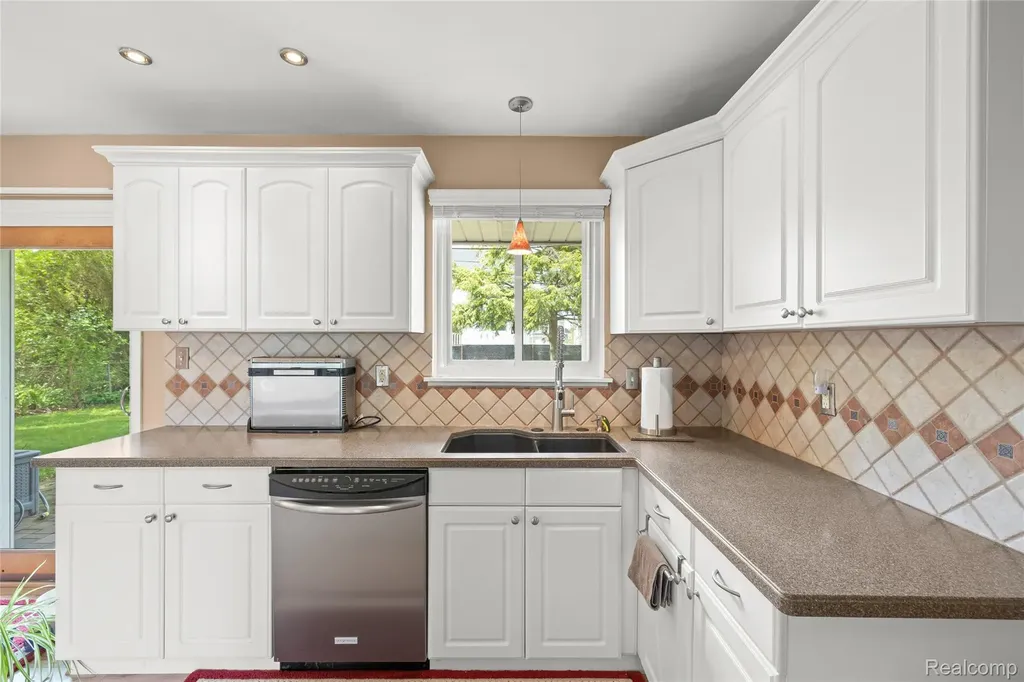 35815 Thames Street Westland City MI 48186