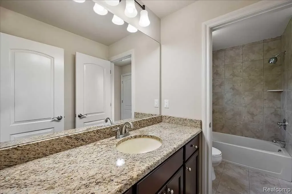 2885 Ambleside Court Oakland Charter Township MI 48306
