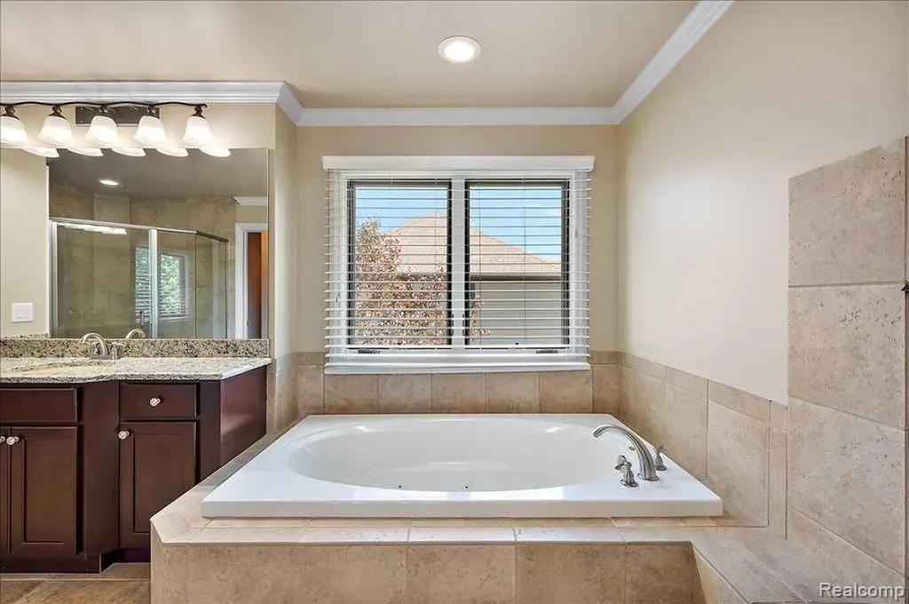 2885 Ambleside Court Oakland Charter Township MI 48306
