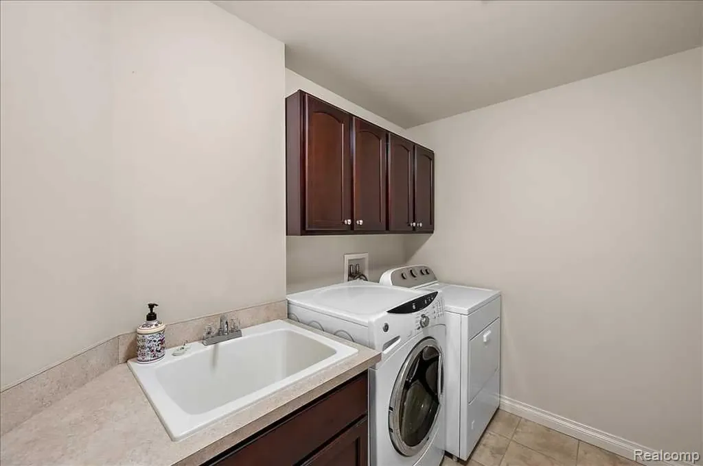 2885 Ambleside Court Oakland Charter Township MI 48306