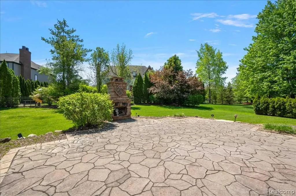 2885 Ambleside Court Oakland Charter Township MI 48306