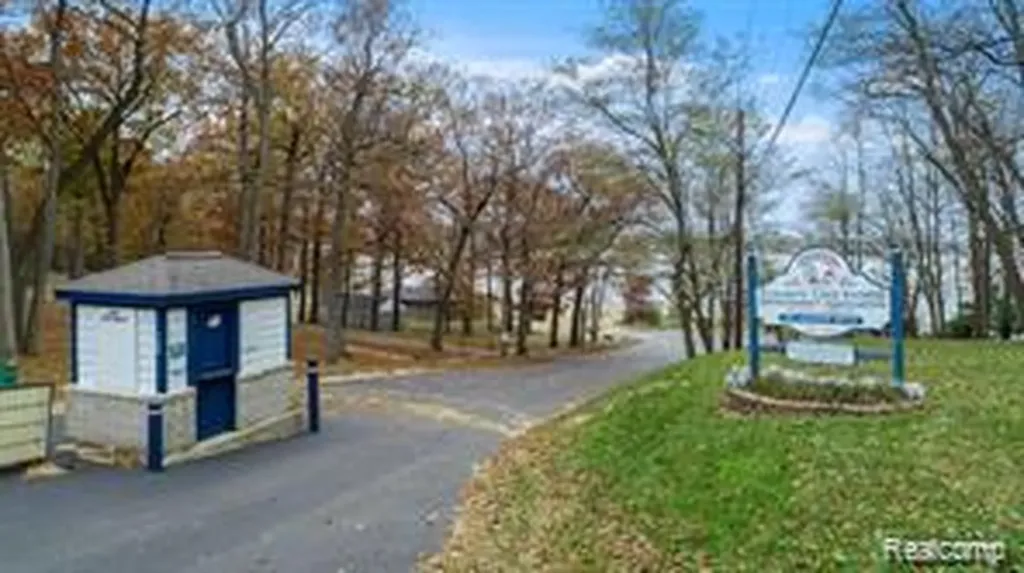 160 Ascot Avenue Waterford Charter Township MI 48328