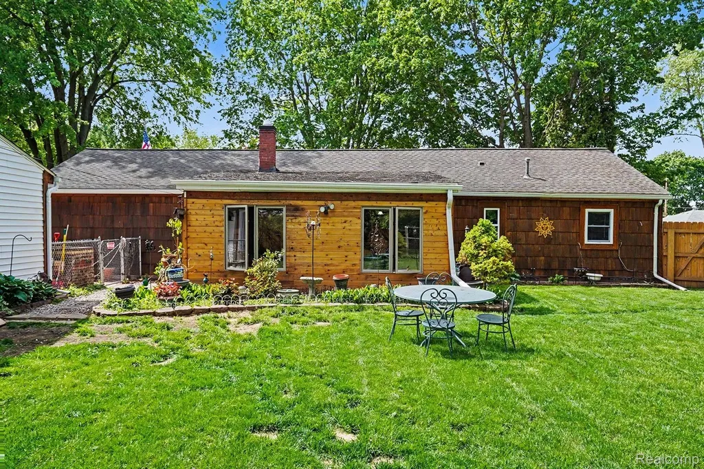 5830 Eldridge Drive Waterford Charter Township MI 48327