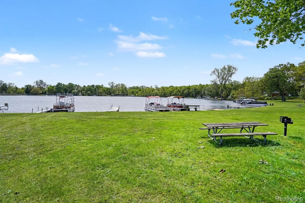5830 Eldridge Drive Waterford Charter Township MI 48327