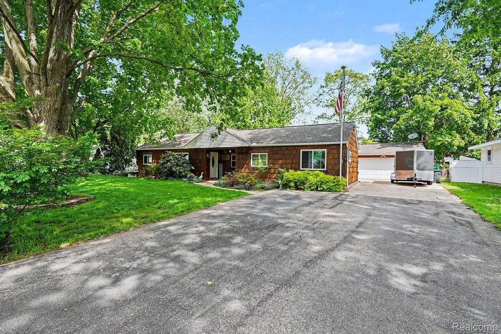 5830 Eldridge Drive Waterford Charter Township MI 48327