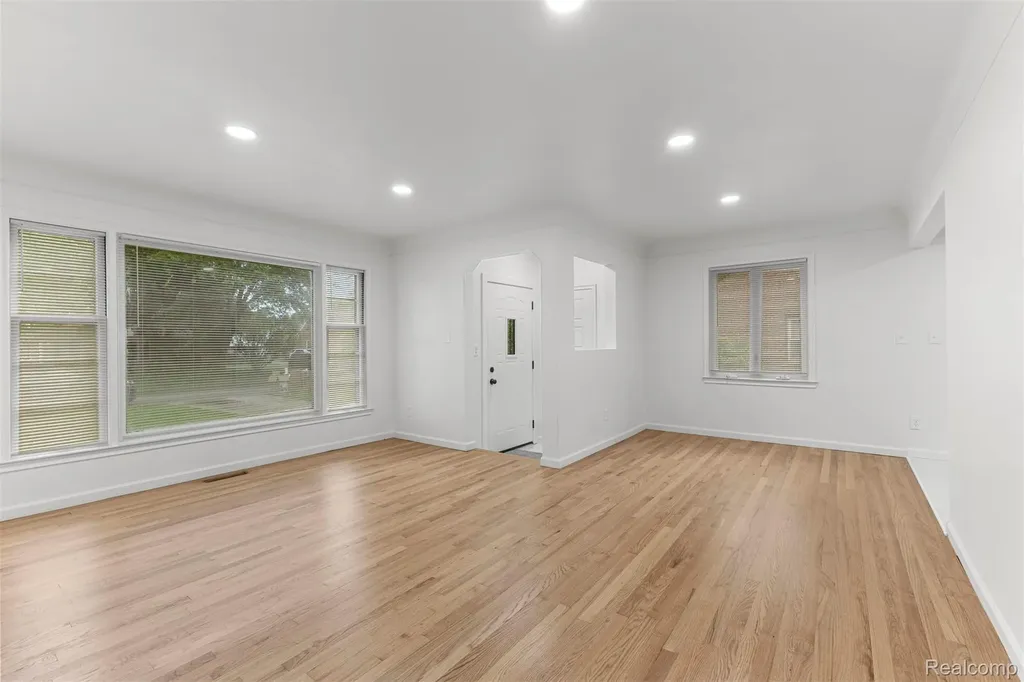 9983 Hemingway Redford Charter Township MI 48239