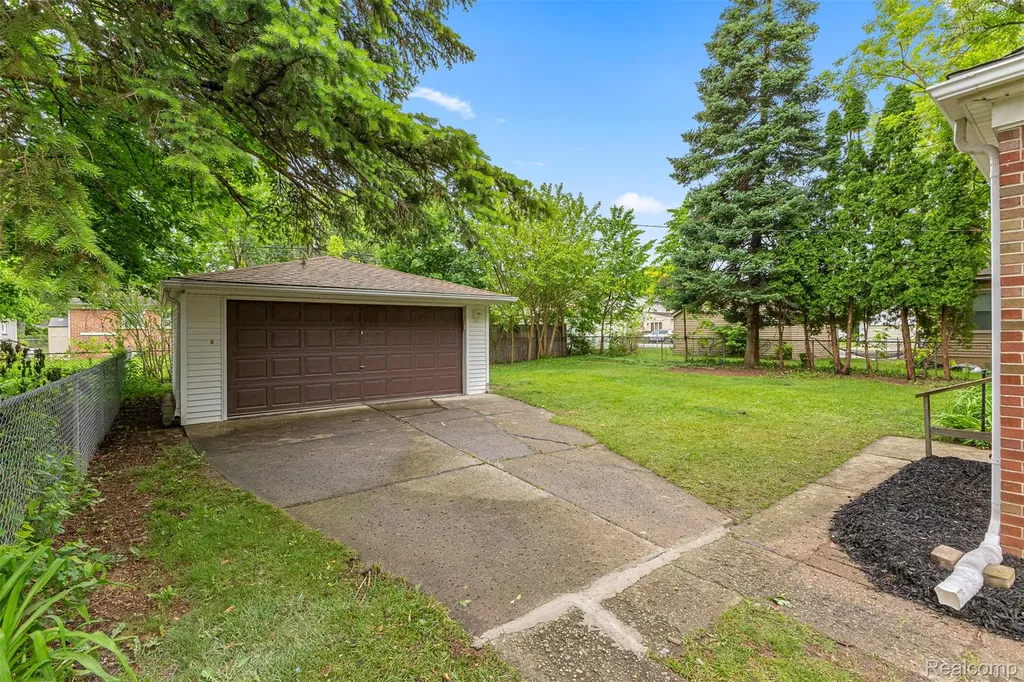9983 Hemingway Redford Charter Township MI 48239