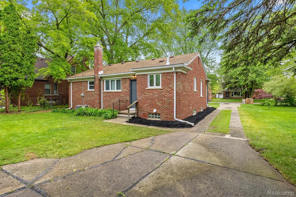 9983 Hemingway Redford Charter Township MI 48239