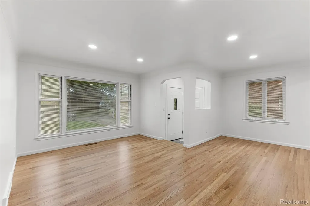 9983 Hemingway Redford Charter Township MI 48239