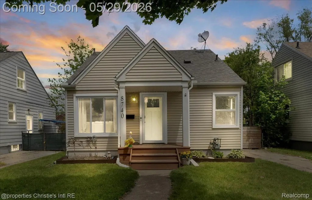 8740 Saratoga Street Oak Park City MI 48237