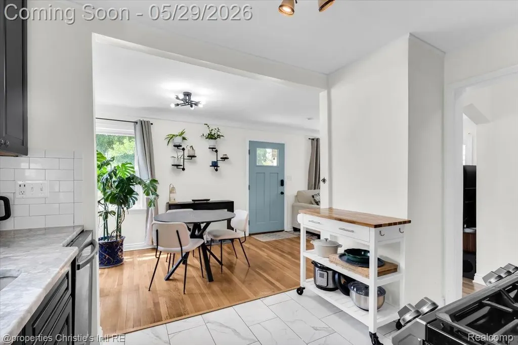 8740 Saratoga Street Oak Park City MI 48237