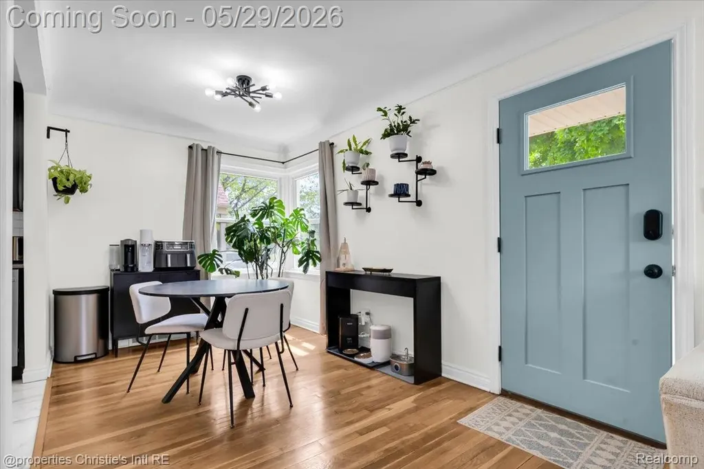 8740 Saratoga Street Oak Park City MI 48237