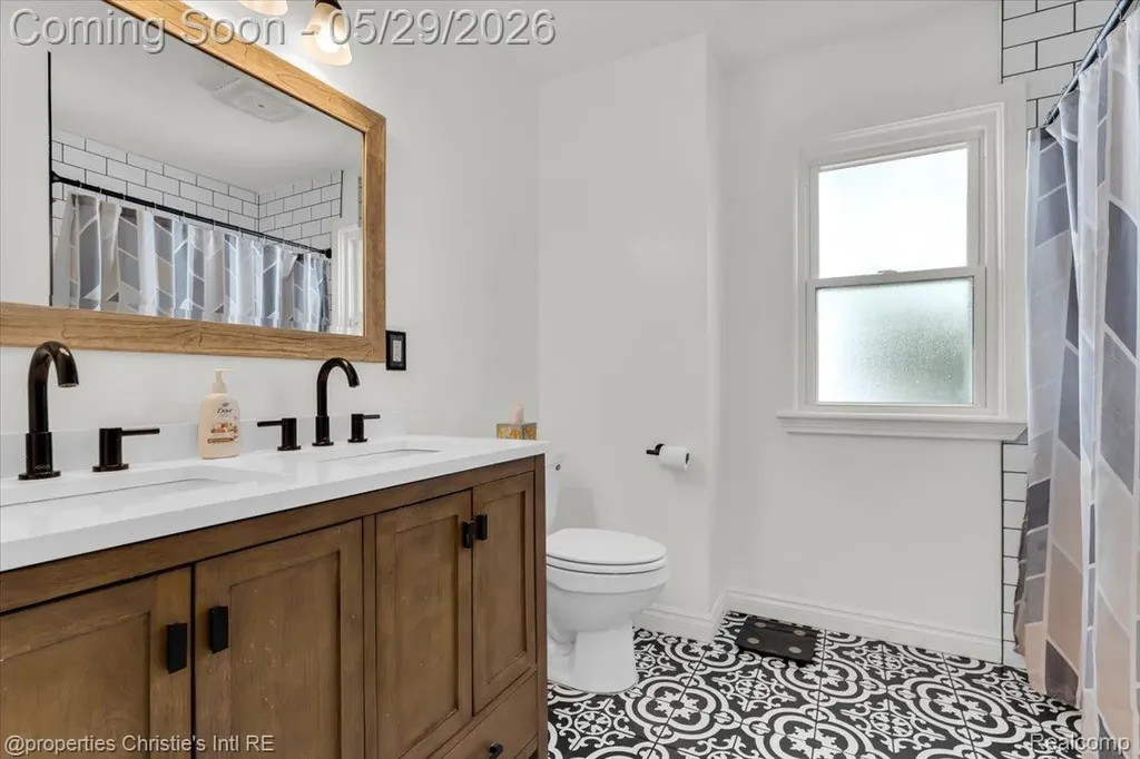 8740 Saratoga Street Oak Park City MI 48237