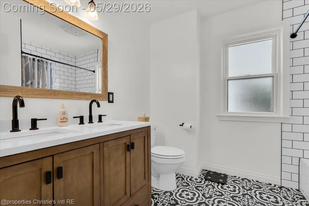 8740 Saratoga Street Oak Park City MI 48237