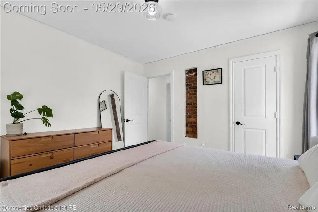 8740 Saratoga Street Oak Park City MI 48237