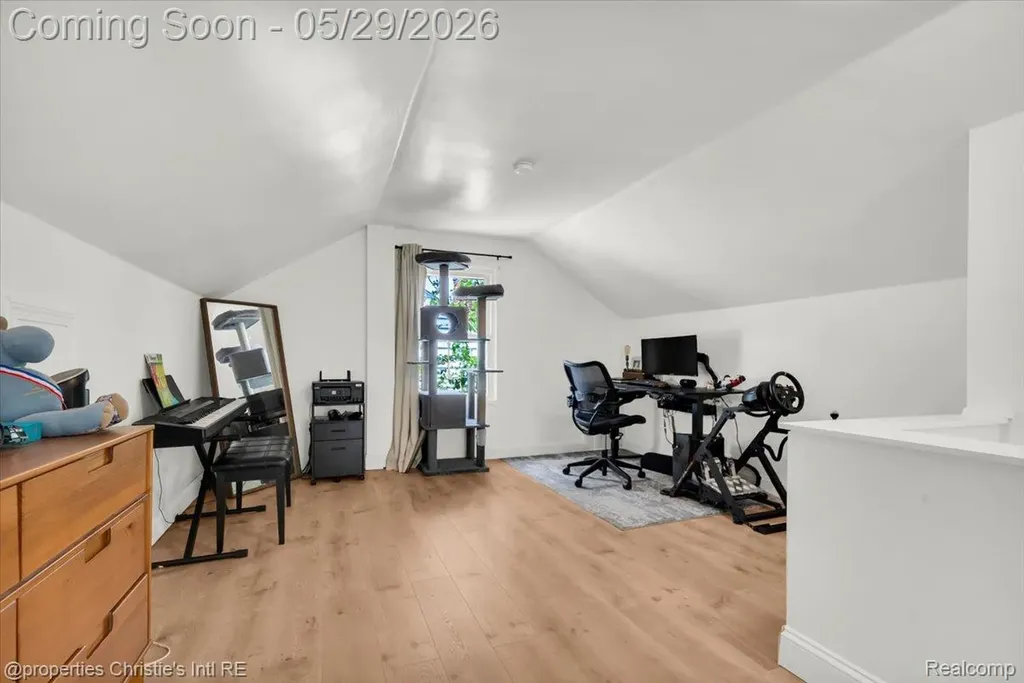 8740 Saratoga Street Oak Park City MI 48237