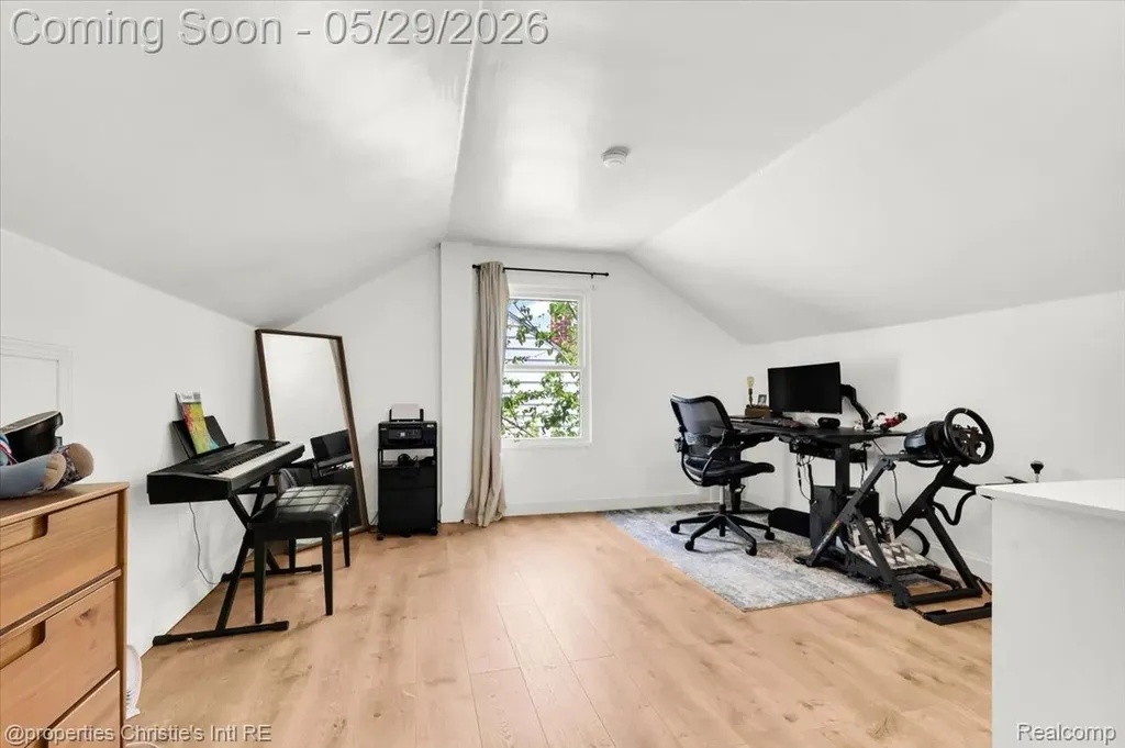 8740 Saratoga Street Oak Park City MI 48237