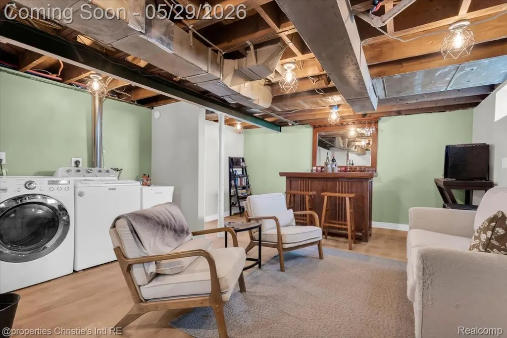 8740 Saratoga Street Oak Park City MI 48237