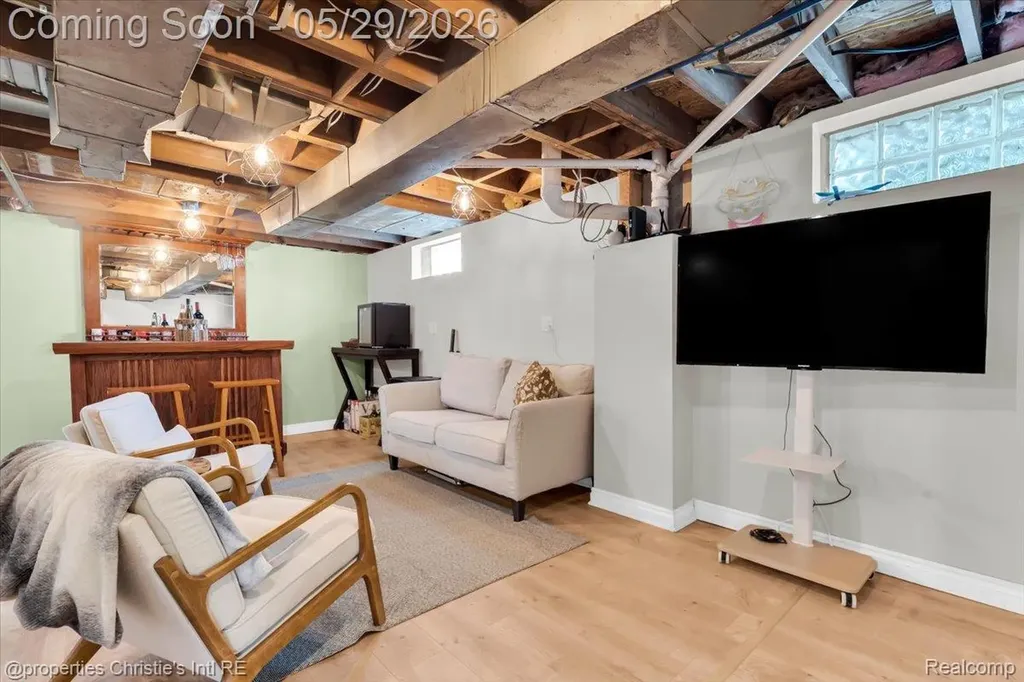 8740 Saratoga Street Oak Park City MI 48237
