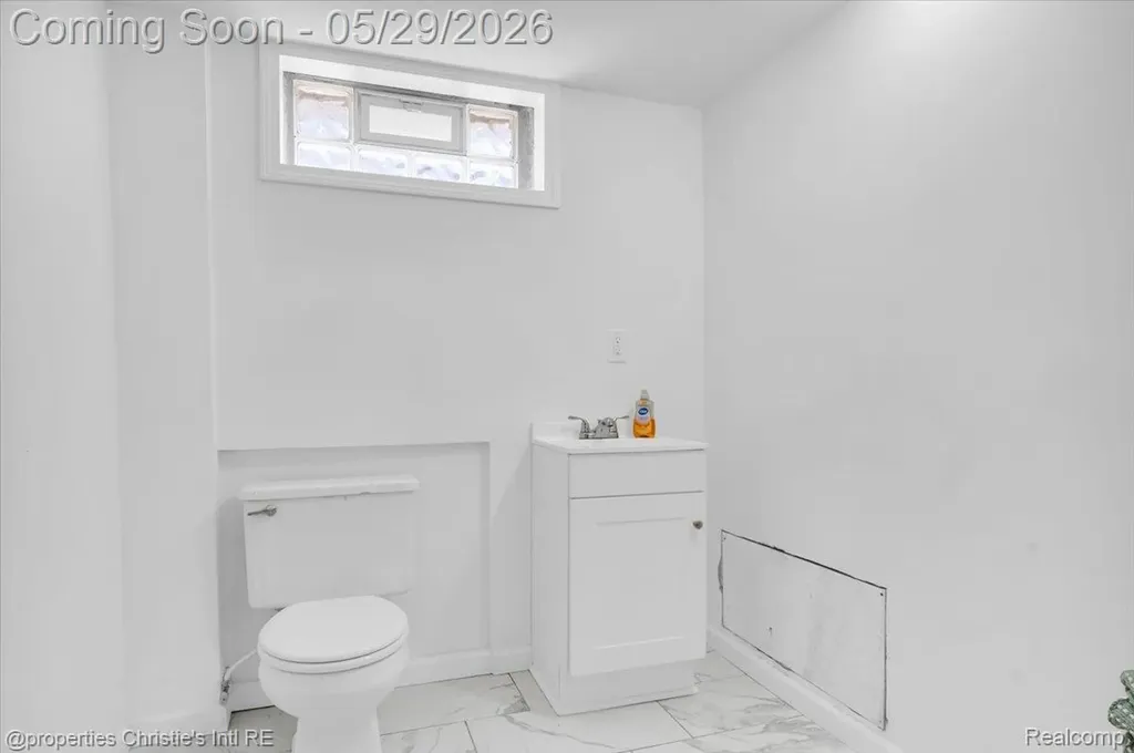 8740 Saratoga Street Oak Park City MI 48237
