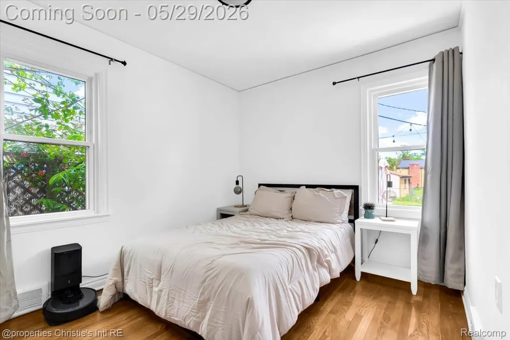 8740 Saratoga Street Oak Park City MI 48237