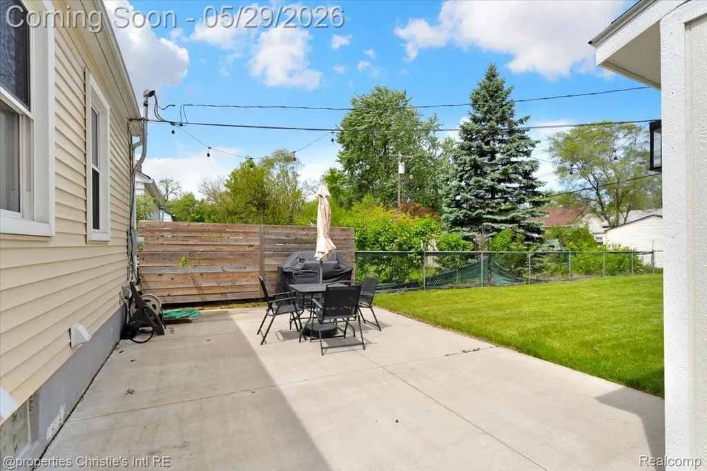 8740 Saratoga Street Oak Park City MI 48237