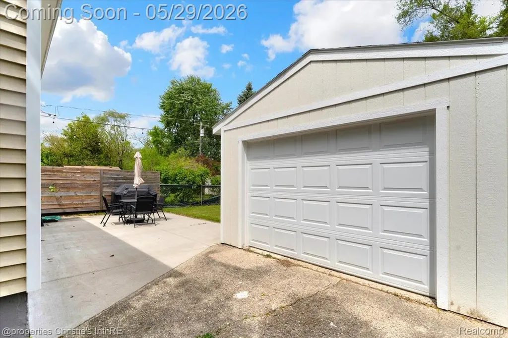 8740 Saratoga Street Oak Park City MI 48237