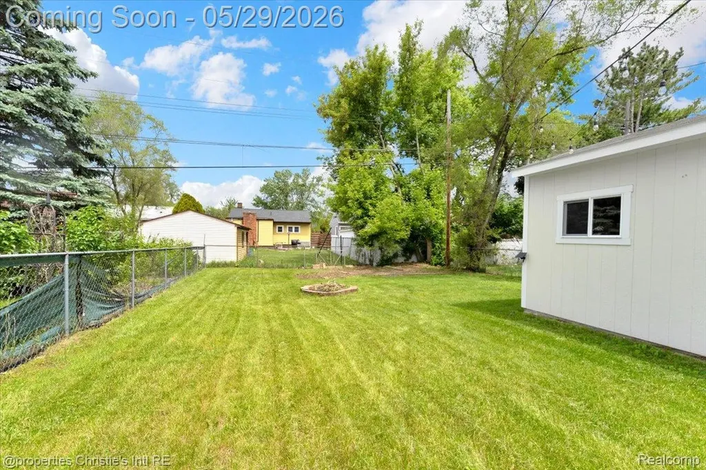 8740 Saratoga Street Oak Park City MI 48237