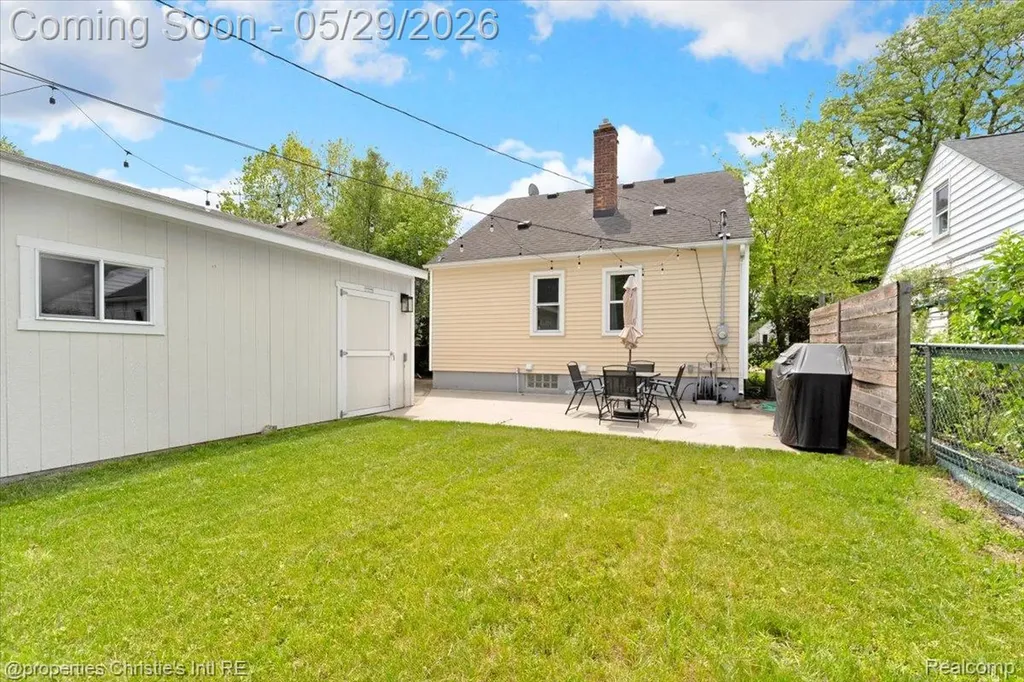 8740 Saratoga Street Oak Park City MI 48237