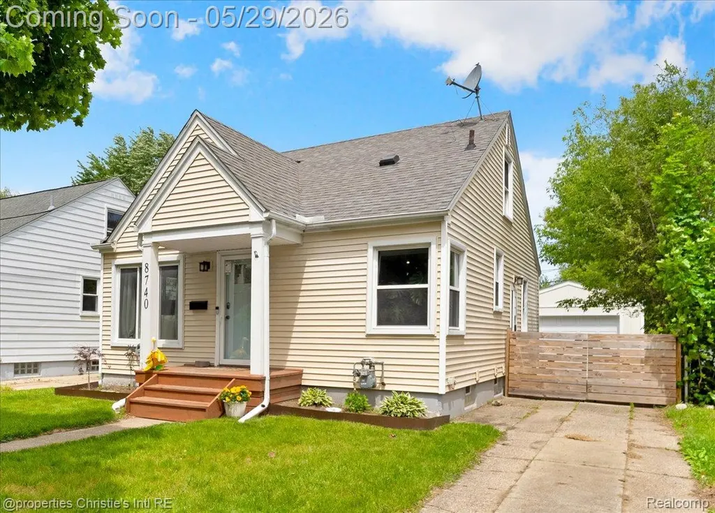8740 Saratoga Street Oak Park City MI 48237