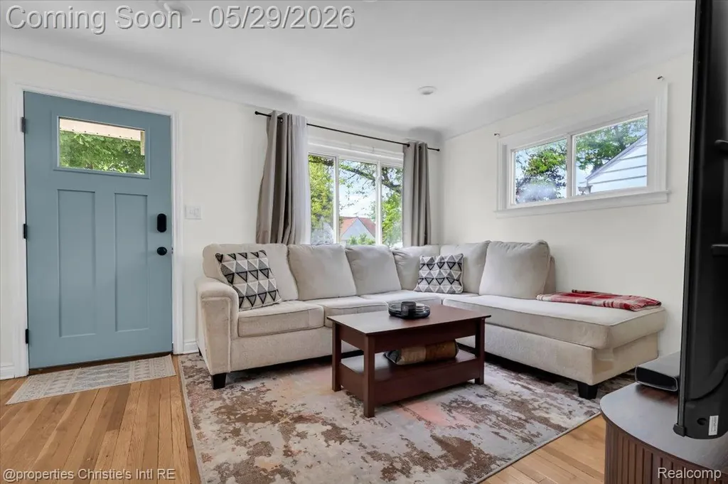 8740 Saratoga Street Oak Park City MI 48237