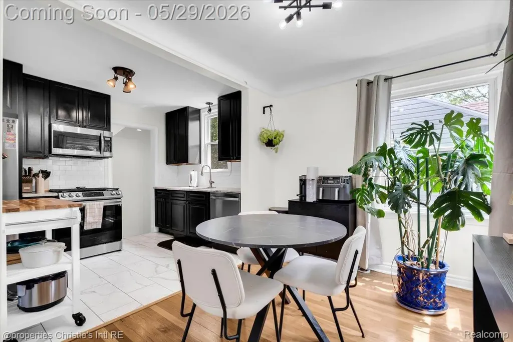 8740 Saratoga Street Oak Park City MI 48237