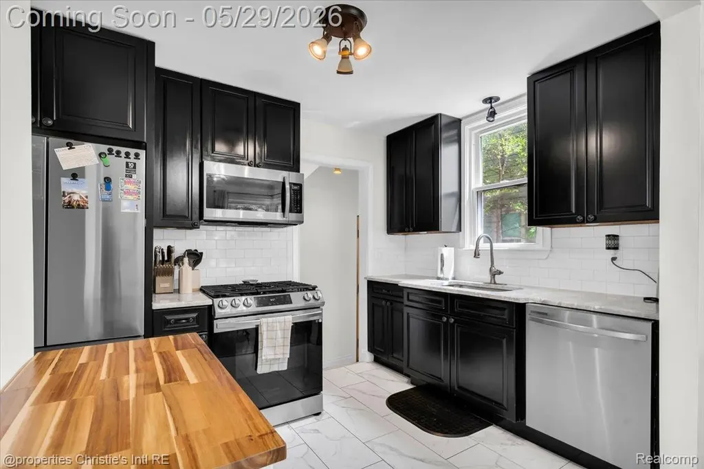 8740 Saratoga Street Oak Park City MI 48237