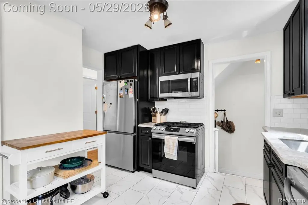 8740 Saratoga Street Oak Park City MI 48237
