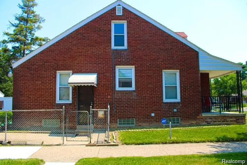 15605 Carlisle Detroit City MI 48205