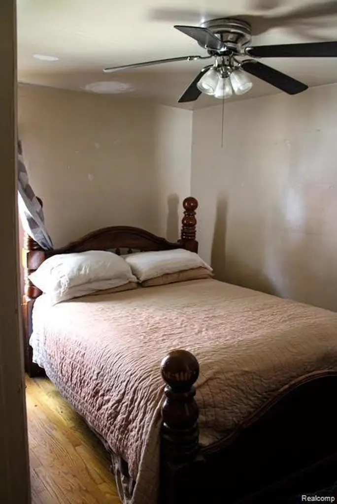 15605 Carlisle Detroit City MI 48205