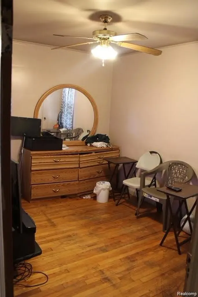 15605 Carlisle Detroit City MI 48205