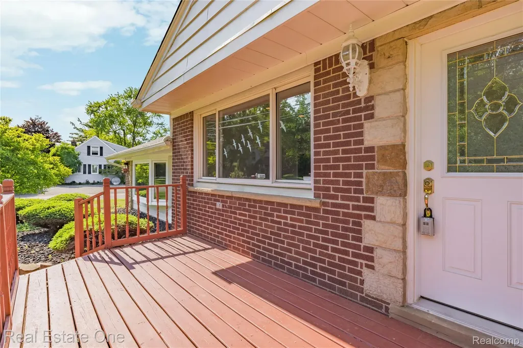 6740 Brockhurst Boulevard West Bloomfield Charter Township MI 48322