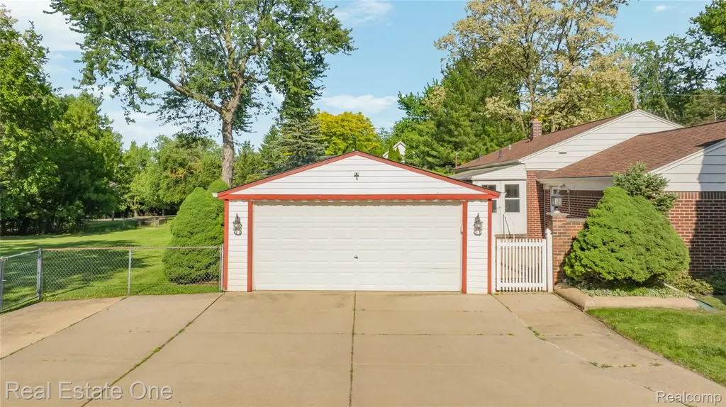 6740 Brockhurst Boulevard West Bloomfield Charter Township MI 48322