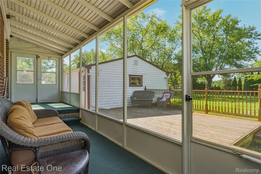 6740 Brockhurst Boulevard West Bloomfield Charter Township MI 48322