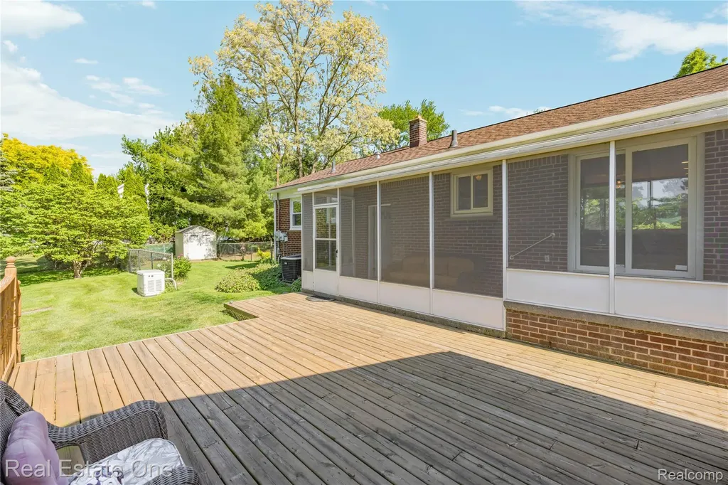 6740 Brockhurst Boulevard West Bloomfield Charter Township MI 48322