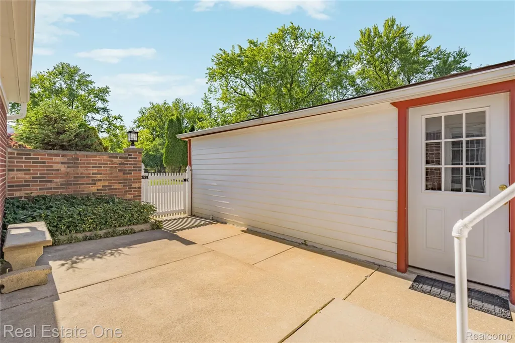 6740 Brockhurst Boulevard West Bloomfield Charter Township MI 48322