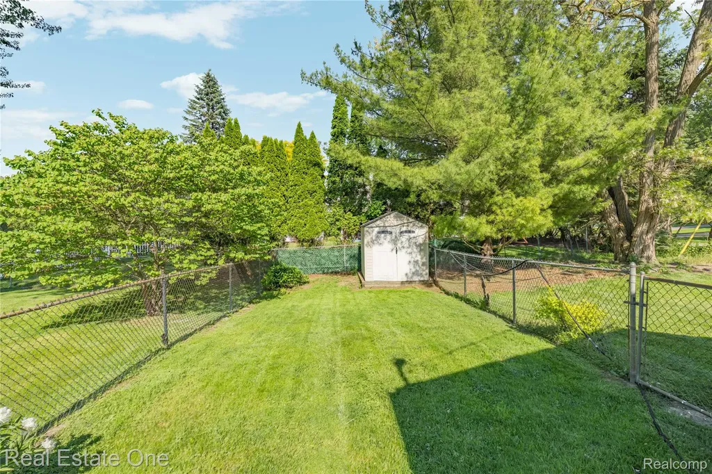 6740 Brockhurst Boulevard West Bloomfield Charter Township MI 48322